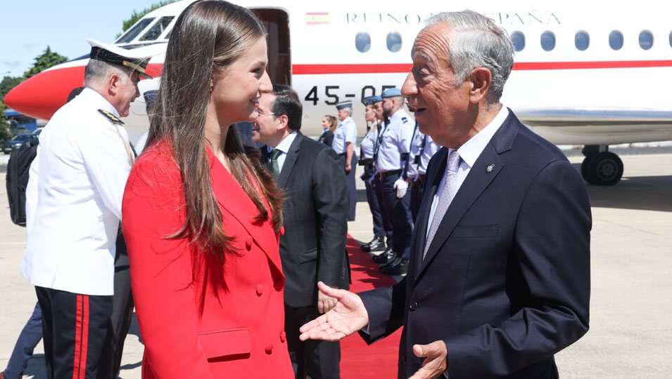 La Princesa Leonor y Marcelo Rebelo de Sousa hablando en el recibimiento a la Princesa Leonor en su primer viaje oficial a Portugal