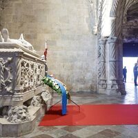 La Princesa Leonor ante la tumba de Luis de Camões en su primer viaje oficial a Portugal