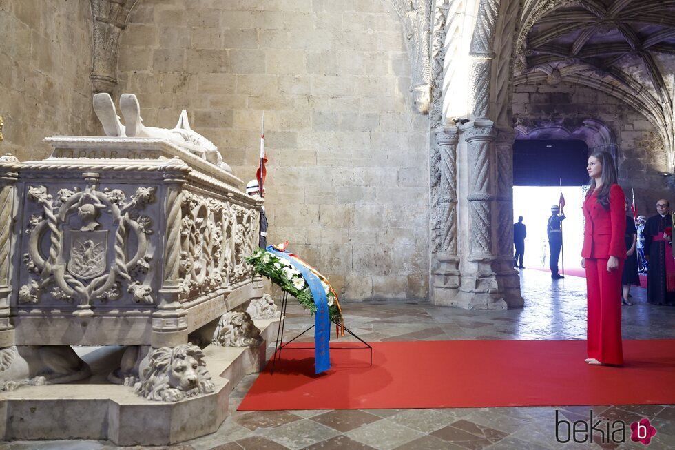 La Princesa Leonor ante la tumba de Luis de Camões en su primer viaje oficial a Portugal