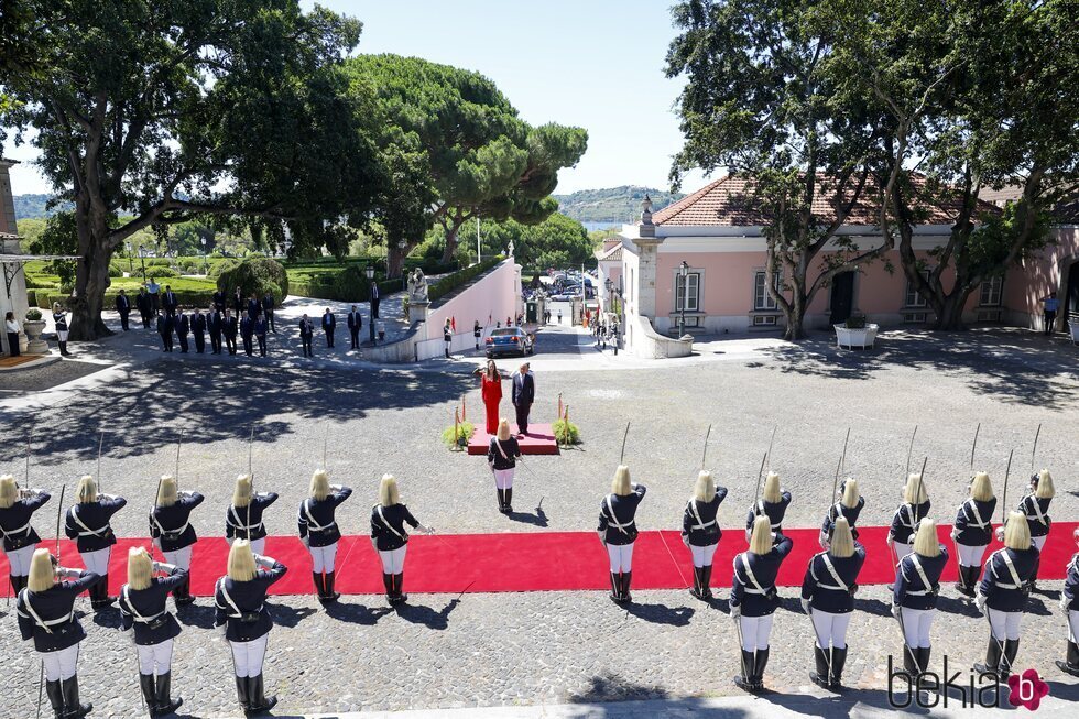 La Princesa Leonor y Marcelo Rebelo de Sousa en el recibimiento de honor a la Princesa Leonor en su primer viaje oficial a Portugal