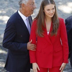 El Presidente de Portugal agarra del brazo a la Princesa Leonor en su primer viaje oficial a Portugal