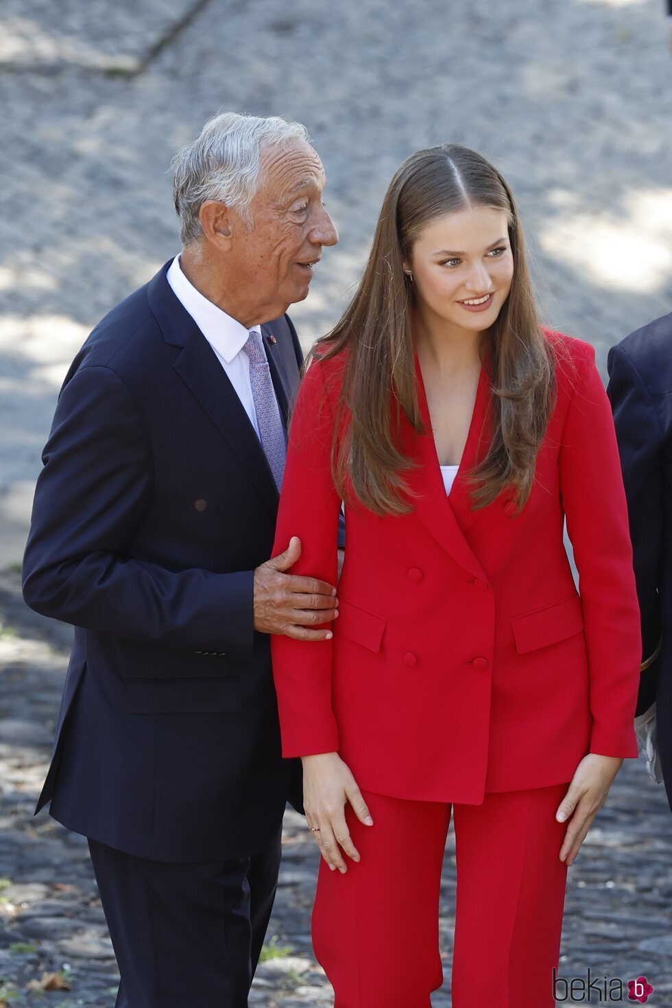 El Presidente de Portugal agarra del brazo a la Princesa Leonor en su primer viaje oficial a Portugal