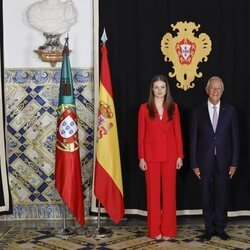 La Princesa Leonor y el Presidente de Portugal posando en el Palacio de Belém en el primer viaje oficial de la Princesa Leonor a Portugal