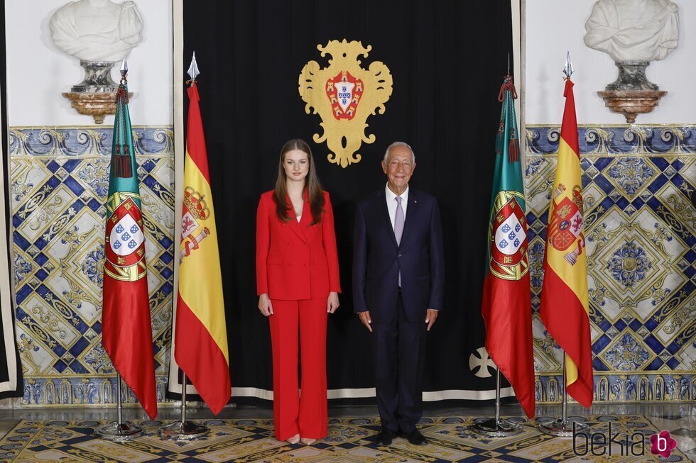 La Princesa Leonor y el Presidente de Portugal posando en el Palacio de Belém en el primer viaje oficial de la Princesa Leonor a Portugal