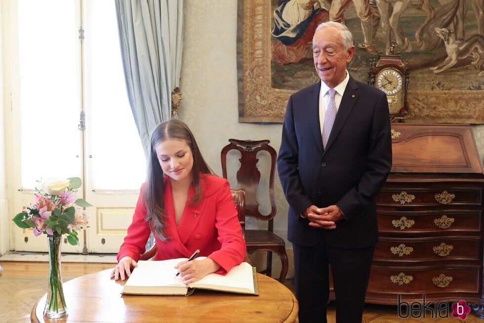 La Princesa Leonor firmando en el libro de honor del Palacio de Bélem en su primer viaje oficial a Portugal