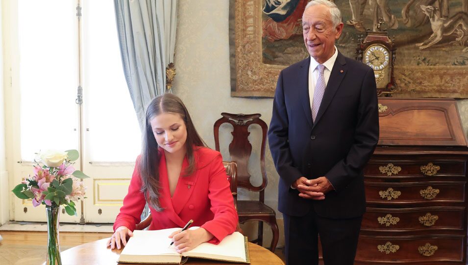 La Princesa Leonor firmando en el libro de honor del Palacio de Bélem en su primer viaje oficial a Portugal