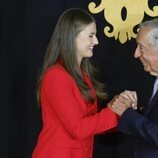 La Princesa Leonor y el Presidente de Portugal cogidos de las manos en el Palacio de Belém en el primer viaje oficial de la Princesa Leonor a Portugal