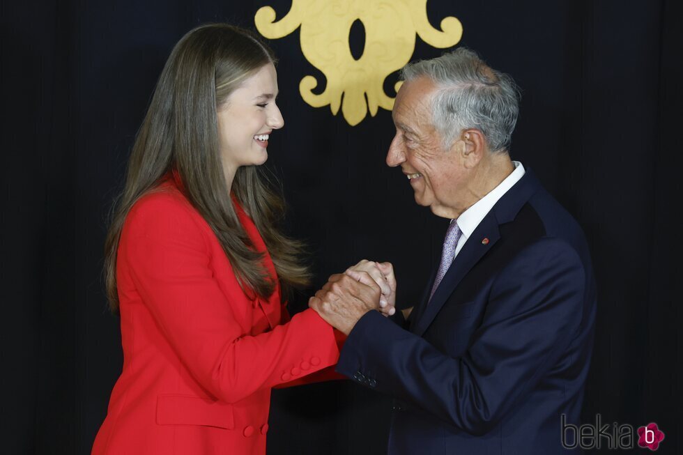 La Princesa Leonor y el Presidente de Portugal cogidos de las manos en el Palacio de Belém en el primer viaje oficial de la Princesa Leonor a Portugal