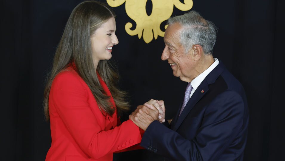 La Princesa Leonor y el Presidente de Portugal cogidos de las manos en el Palacio de Belém en el primer viaje oficial de la Princesa Leonor a Portugal