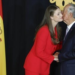 La Princesa Leonor besa al Presidente de Portugal en su primer viaje oficial a Portugal