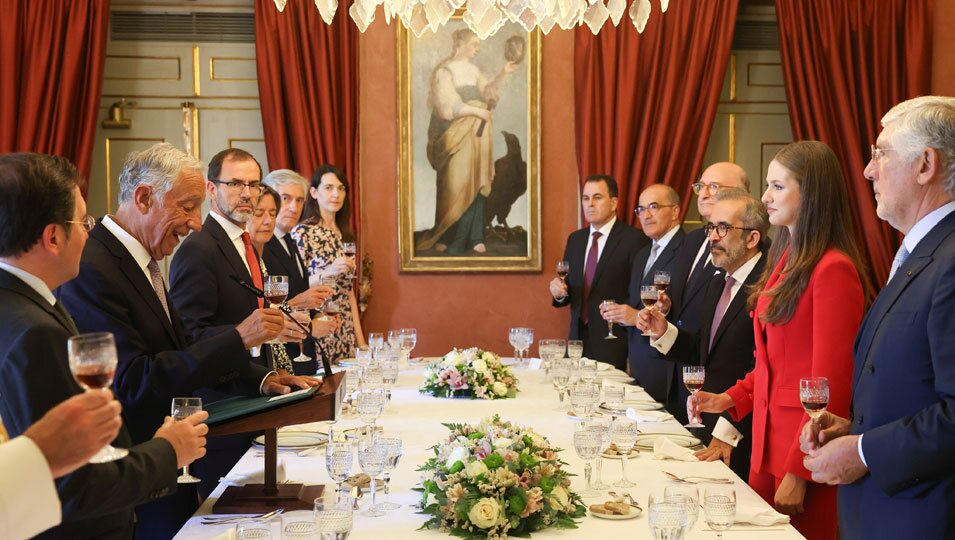 La Princesa Leonor, el Presidente de Portugal y Camilo Villarino en el brindis del almuerzo por el primer viaje oficial de la Princesa Leonor a Portugal