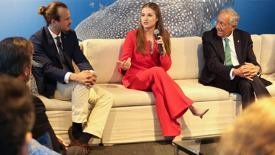 La Princesa Leonor hablando en una reunión en el Oceanario de Lisboa en su primer viaje oficial a Portugal