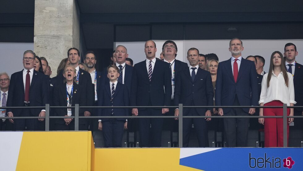 El Príncipe Guillermo y el Príncipe George cantando el himno junto al Rey Felipe VI y la Infanta Sofía en la final de la Eurocopa 2024 entre España e Ingla