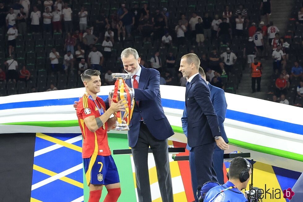 El Rey Felipe VI entrega la Eurocopa 2024 a Morata tras la victoria de España contra Inglaterra