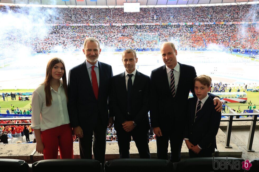 El Rey Felipe VI, la Infanta Sofía, el Príncipe Guillermo y el Príncipe George en la final de la Eurocopa 2024 entre España e Inglaterra