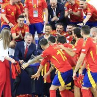 El Rey Felipe VI entrega la Eurocopa 2024 a los jugadores de la selección española en presencia de la Infanta Sofía