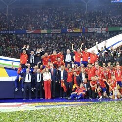 El Rey Felipe VI y la Infanta Sofía con los jugadores de la selección española tras su victoria ante Inglaterra en la Eurocopa 2024