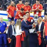 El Rey Felipe VI sostiene la Eurocopa 2024 que ganó España a Inglaterra ante la Infanta Sofía y los jugadores de la selección española