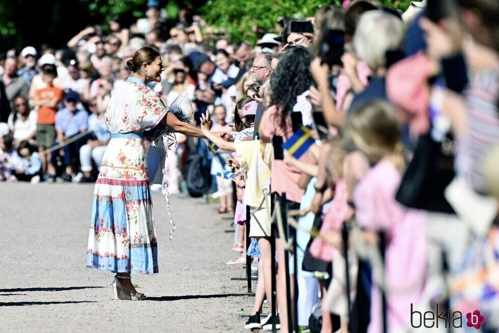 Victoria de Suecia recibe las felicitaciones de la gente por su 47 cumpleaños