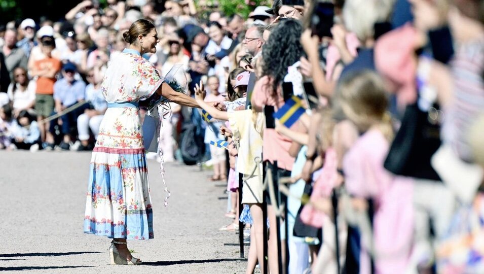 Victoria de Suecia recibe las felicitaciones de la gente por su 47 cumpleaños