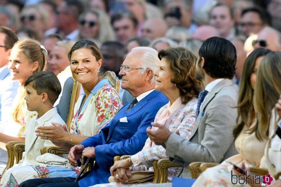 Carlos Gustavo y Silvia de Suecia, Victoria de Suecia y sus hijos y Carlos Felipe de Suecia en el 47 cumpleaños de Victoria de Suecia