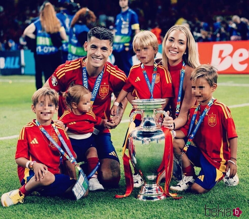 Álvaro Morata celebra la victoria de España en la Eurocopa 2024 con su mujer Alice Campello y sus cuatro hijos