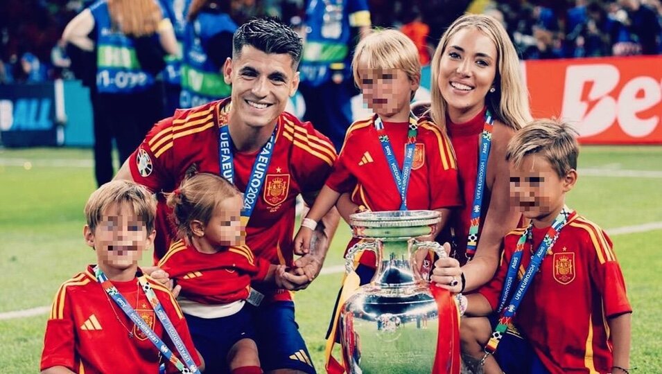 Álvaro Morata celebra la victoria de España en la Eurocopa 2024 con su mujer Alice Campello y sus cuatro hijos