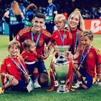 Álvaro Morata celebra la victoria de España en la Eurocopa 2024 con su mujer Alice Campello y sus cuatro hijos