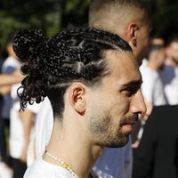 Marc Cucurella con el pelo recogido en la recepción de la Familia Real a la selección española de fútbol tras haber ganado la Eurocopa 2024