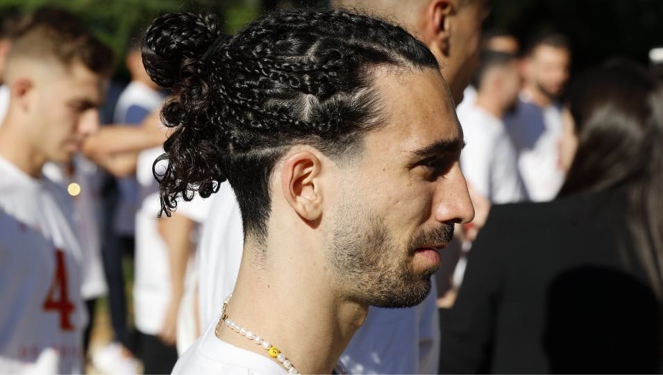 Marc Cucurella con el pelo recogido en la recepción de la Familia Real a la selección española de fútbol tras haber ganado la Eurocopa 2024