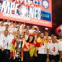 Aitana sujeta la copa en la celebración de la victoria de la Selección Española de Fútbol en la Eurocopa 2024