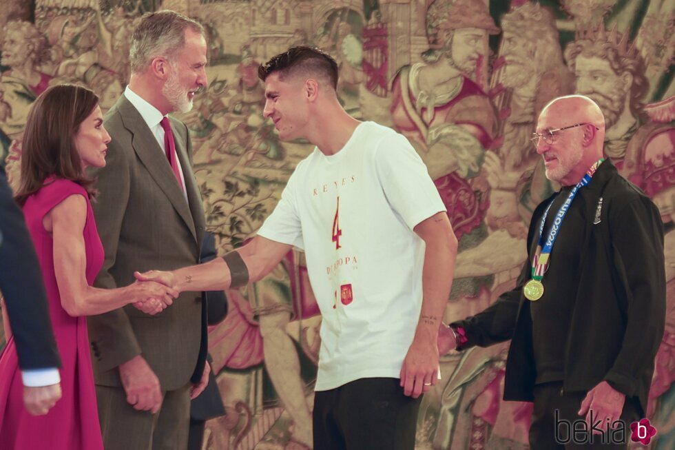 La Reina Letizia da la mano a Morata en la recepción de la Familia Real a la selección española de fútbol tras haber ganado la Eurocopa 2024