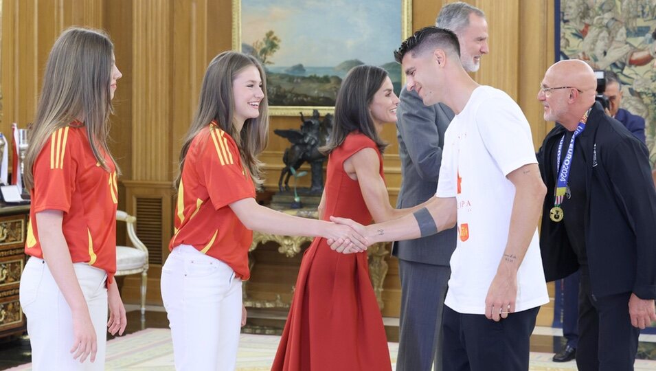 La Princesa Leonor da la mano a Morata en la recepción de la Familia Real a la selección española de fútbol tras haber ganado la Eurocopa 2024