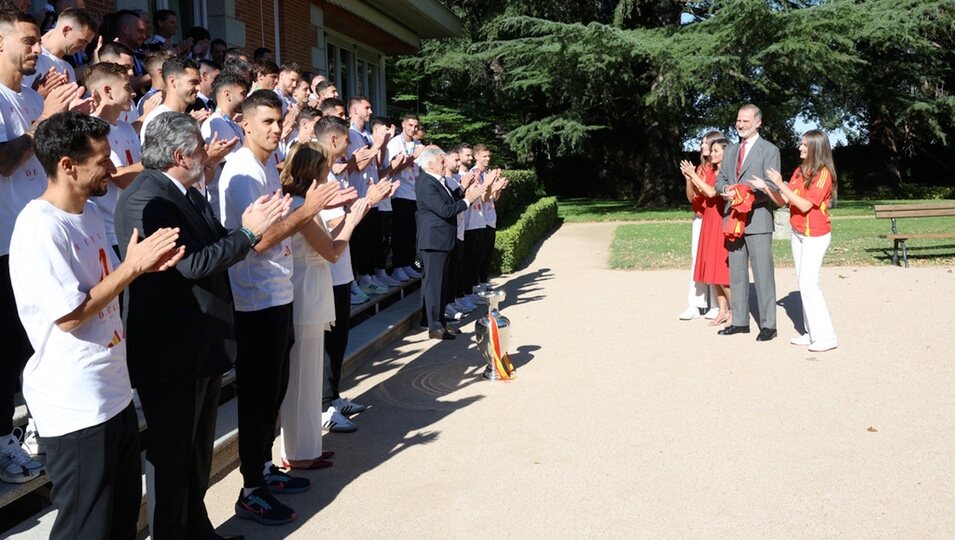 Los Reyes Felipe y Letizia y sus hijas Leonor y Sofía aplauden a la selección española de fútbol en la recepción en La Zarzuela tras ganar la Eurocopa 2024