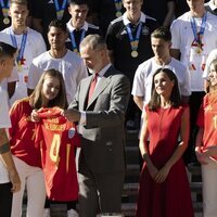 Morata entrega una camiseta de la selección española al Rey Felipe VI en la recepción de la Familia Real en La Zarzuela tras ganar la Eurocopa 2024