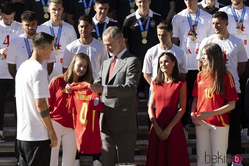 Morata entrega una camiseta de la selección española al Rey Felipe VI en la recepción de la Familia Real en La Zarzuela tras ganar la Eurocopa 2024