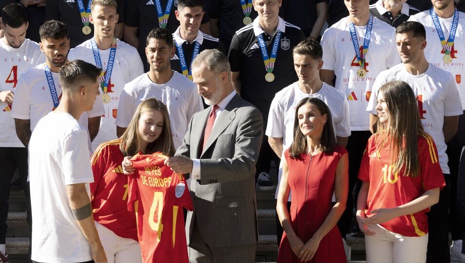 Morata entrega una camiseta de la selección española al Rey Felipe VI en la recepción de la Familia Real en La Zarzuela tras ganar la Eurocopa 2024