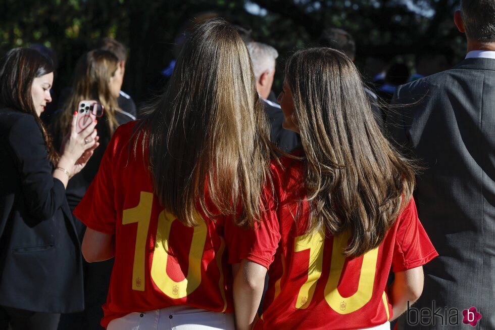 La Princesa Leonor y la Infanta Sofía, muy cómplices en la recepción de la Familia Real a la selección española de fútbol tras ganar la Eurocopa 2024