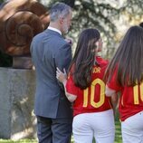 La Princesa Leonor coge del brazo a Felipe VI junto a la Infanta Sofía, muy cómplices en la recepción a la selección española tras ganar la Eurocopa 2024