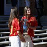 La Princesa Leonor y la Infanta Sofía sostienen la Eurocopa 2024 en presencia de la Reina Letizia en la recepción a la selección española