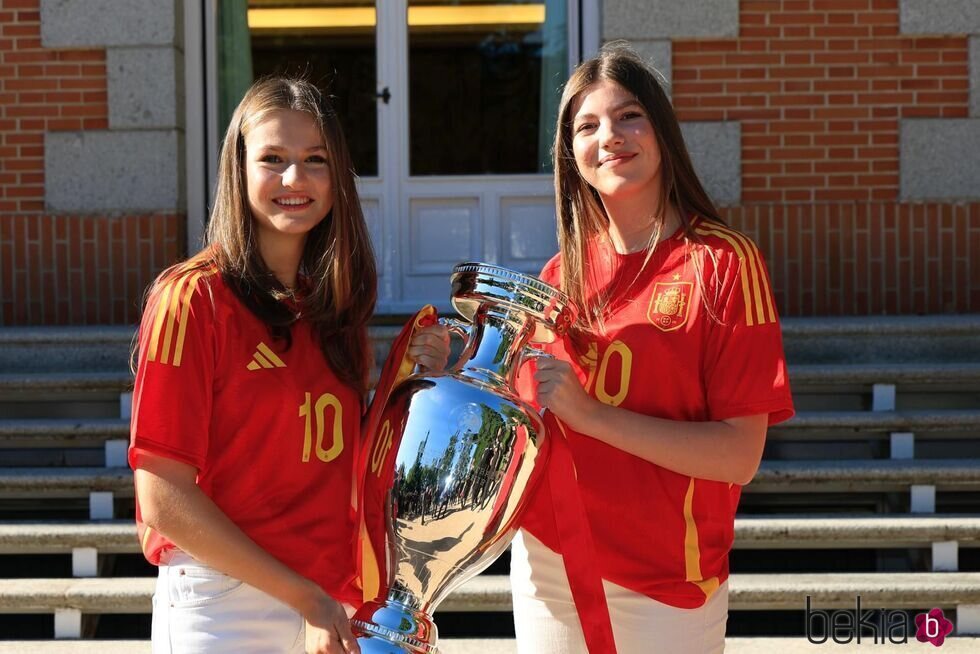 La Princesa Leonor y la Infanta Sofía con la Eurocopa 2024 en la recepción de la Familia Real a la selección española de fútbol tras ganar la Eurocopa