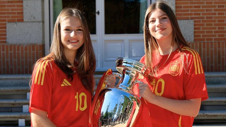 La Princesa Leonor y la Infanta Sofía con la Eurocopa 2024 en la recepción de la Familia Real a la selección española de fútbol tras ganar la Eurocopa