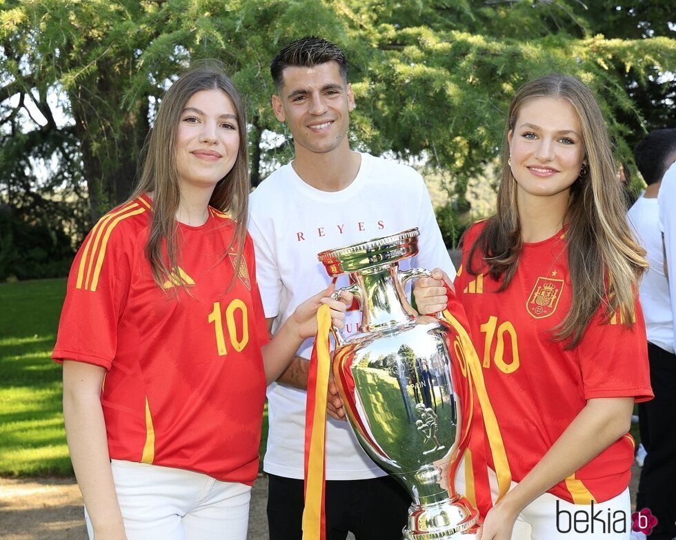 La Princesa Leonor y la Infanta Sofía posan con Morata y con la Eurocopa 2024 en la recepción de la Familia Real a la selección española de fútbol