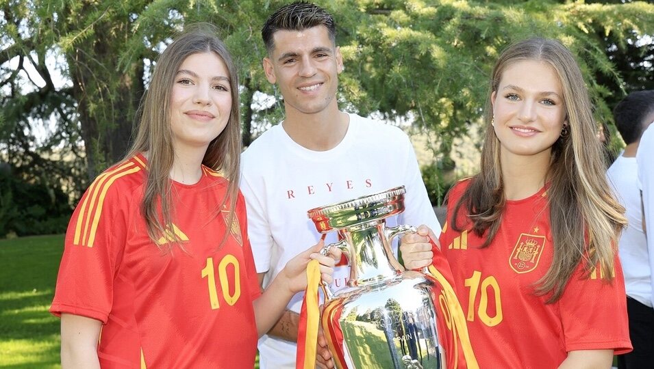 La Princesa Leonor y la Infanta Sofía posan con Morata y con la Eurocopa 2024 en la recepción de la Familia Real a la selección española de fútbol