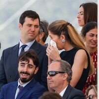 Victoria López-Quesada llorando de emoción en la Jura de Bandera de su hermano Pedro López-Quesada y Borbón-Dos Sicilias en la Escuela Naval Militar de Mar