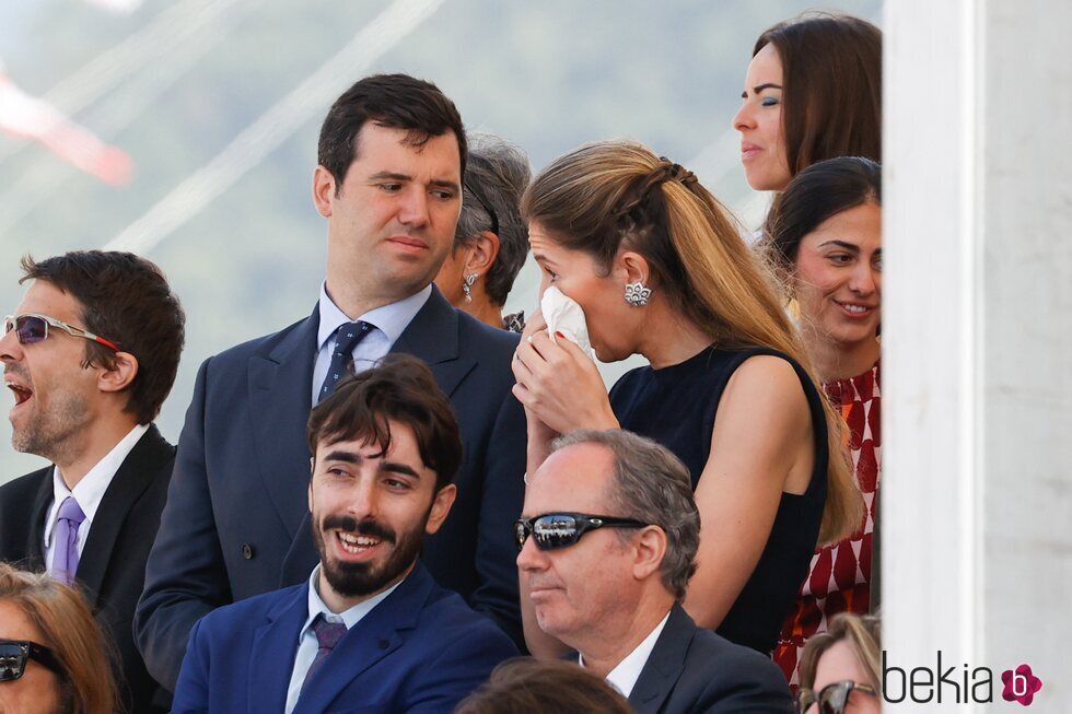 Victoria López-Quesada llorando de emoción en la Jura de Bandera de su hermano Pedro López-Quesada y Borbón-Dos Sicilias en la Escuela Naval Militar de Mar