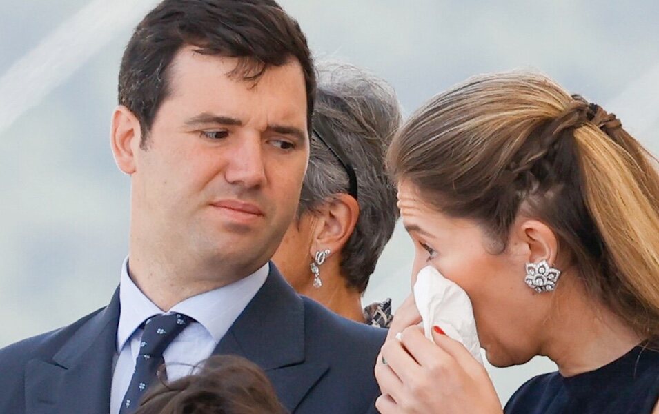 Victoria López-Quesada llorando de emoción en la Jura de Bandera de su hermano Pedro López-Quesada y Borbón-Dos Sicilias en la Escuela Naval Militar de Mar