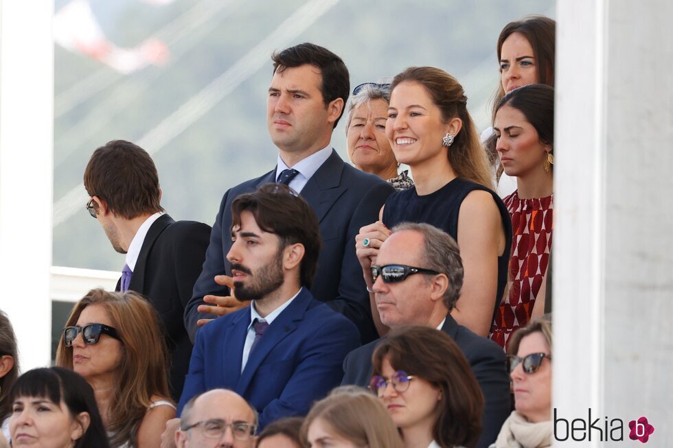 Victoria López-Quesada y Enrique Moreno de la Cova en la Jura de Bandera de su Pedro López-Quesada y Borbón-Dos Sicilias en la Escuela Naval Militar de Mar