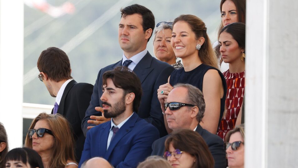 Victoria López-Quesada y Enrique Moreno de la Cova en la Jura de Bandera de su Pedro López-Quesada y Borbón-Dos Sicilias en la Escuela Naval Militar de Mar