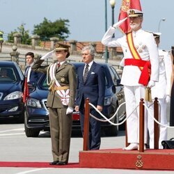 Los Reyes Felipe y Letizia y la Princesa Leonor con uniforme de gala del Ejército de Tierra en la entrega de Despachos en la Escuela Naval Militar de Marín